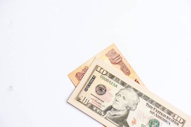 Amerikan doları ve Hindistan döviz kuru. Amerikan dolarının ve Hint kağıt parasının yakın çekimi.