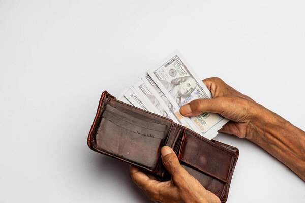 Выплата 100 долларов США с кошелька на изолированном белом фоне