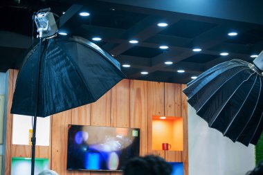 Fotoğraf stüdyosunun flaş ışığına yakın çekim 