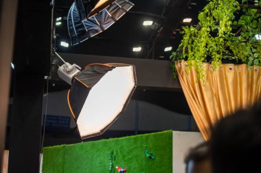 Fotoğraf stüdyosunun flaş ışığına yakın çekim 