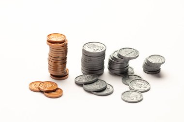 Beyaz masaya izole edilmiş bir çubuk grafik gibi yükselen Amerikan parası