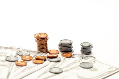 ABD para ve kağıt para birimi beyaz masaya izole edilmiş bir çubuk grafik gibi yükseliyor