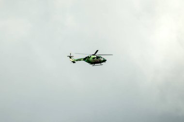 Helikopter yalıtılmış bulutlu havada havada uçuyor.