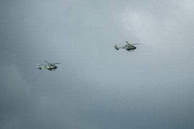 Helikopter yalıtılmış bulutlu havada havada uçuyor.