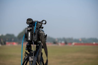 Bir olayı kaydetmek için tripoddaki profesyonel video kamera