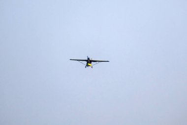 Pervane düzlemi izole edilmiş mavi gökyüzünde uçuyor