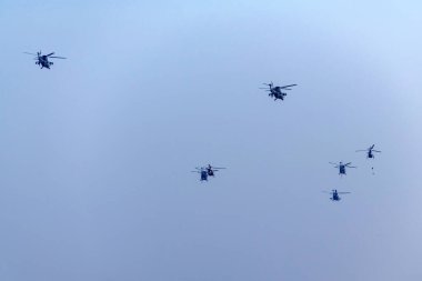 Bir grup helikopter havada saldırıya uğradı.