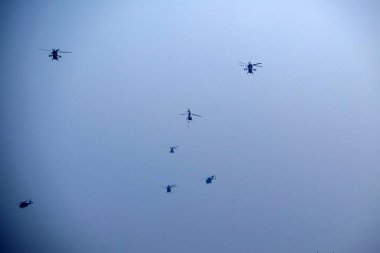 Bir grup helikopter havada saldırıya uğradı.