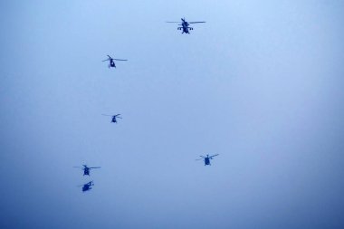 Bir grup helikopter havada saldırıya uğradı.