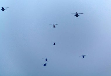 Bir grup helikopter havada saldırıya uğradı.