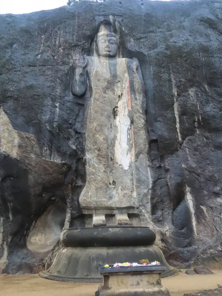 Buduruwagala Sri Lanka antik bir Budist tapınak var. Karmaşık yedi heykelleri oluşur ve Mahayana düşünce okulu için aittir. Heykellerin tarihi 10 yüzyıla kadar geri.