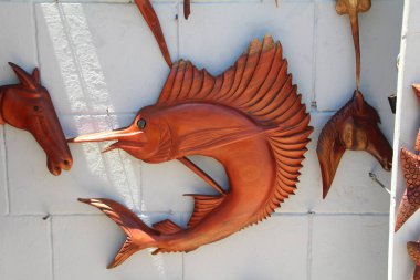 Antigua 'da duvarda asılı duran ahşap bir balık heykeli.