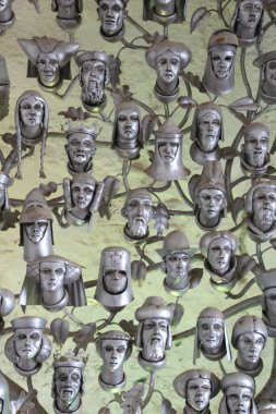 1154 ile 1180 yılları arasında ortaçağ monarşisini tasvir eden heykel.