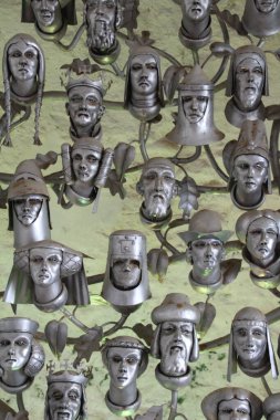 1154 ile 1180 yılları arasında ortaçağ monarşisini tasvir eden heykel.