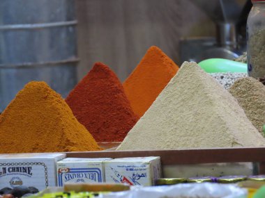 Fas 'ta satılık renkli baharatlar (pazar).