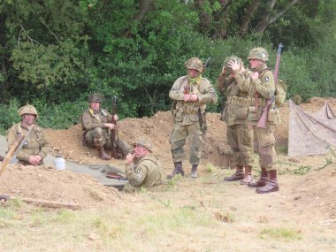 Waterlooville, İngiltere - 25 Mayıs 2025: Solent Overlord Askeri Koleksiyoncular Kulübü ikinci dünya savaşı sahnesini canlandırıyor. Amaç savaşı yüceltmek değil, dünya tarihinin bu zamanlarında insanları eğitmek..