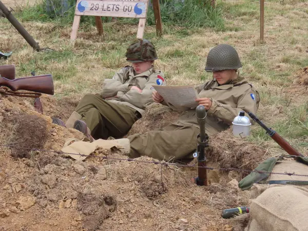 Waterlooville, İngiltere - 25 Mayıs 2025: Solent Overlord Askeri Koleksiyoncular Kulübü ikinci dünya savaşı sahnesini canlandırıyor. Amaç savaşı yüceltmek değil, dünya tarihinin bu zamanlarında insanları eğitmek..