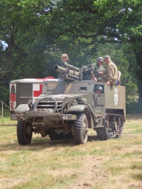 Waterlooville, İngiltere - 25 Mayıs 2025: Solent Overlord Askeri Tahsildarlar Kulübü üyeleri ikinci dünya savaşı araçlarını halka göstererek günün üniformalarını giydiler.