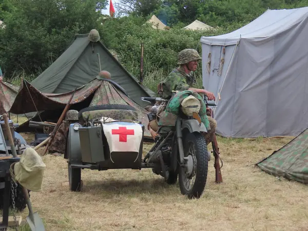 Waterlooville, İngiltere - 25 Mayıs 2025: Solent Overlord Askeri Tahsildarlar Kulübü üyeleri ikinci dünya savaşı araçlarını halka göstererek günün üniformalarını giydiler.