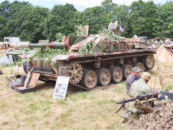 Waterlooville, İngiltere - 25 Mayıs 2025: Solent Overlord Askeri Tahsildarlar Kulübü üyeleri ikinci dünya savaşı araçlarını halka göstererek günün üniformalarını giydiler.