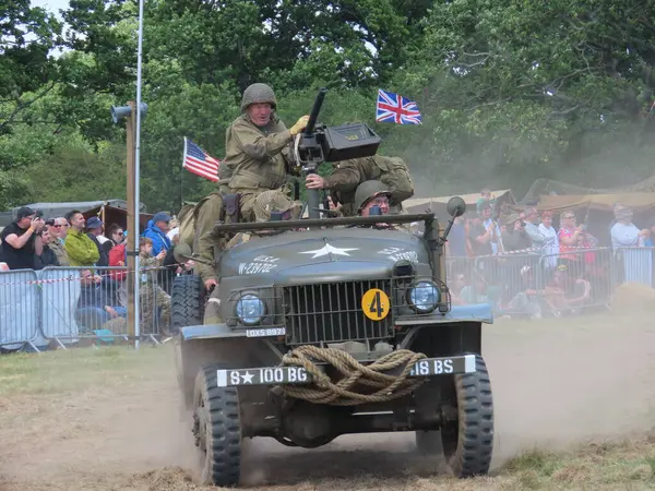 Waterlooville, İngiltere - 25 Mayıs 2025: Solent Overlord Askeri Tahsildarlar Kulübü üyeleri ikinci dünya savaşı araçlarını halka göstererek günün üniformalarını giydiler.