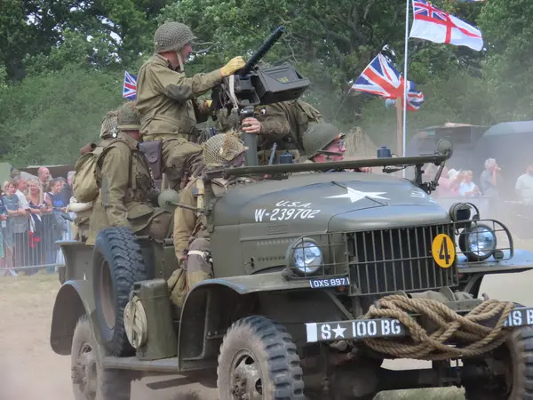 Waterlooville, İngiltere - 25 Mayıs 2025: Solent Overlord Askeri Tahsildarlar Kulübü üyeleri ikinci dünya savaşı araçlarını halka göstererek günün üniformalarını giydiler.