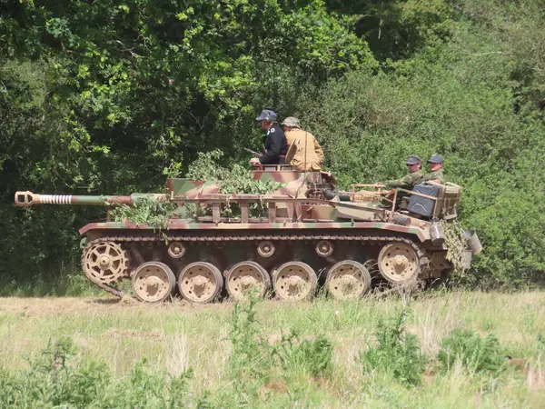Waterlooville, İngiltere - 25 Mayıs 2025: Solent Overlord Askeri Tahsildarlar Kulübü üyeleri ikinci dünya savaşı araçlarını halka göstererek günün üniformalarını giydiler.
