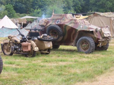 Waterlooville, İngiltere - 25 Mayıs 2025: Solent Overlord Askeri Tahsildarlar Kulübü üyeleri ikinci dünya savaşı askeri araçları halka tanıtıldı.