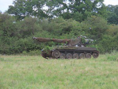 Waterlooville, İngiltere - 25 Mayıs 2025: Solent Overlord Askeri Tahsildarlar Kulübü üyeleri ikinci dünya savaşı askeri araçları halka tanıtıldı.