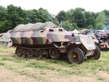 Waterlooville, İngiltere - 25 Mayıs 2025: Solent Overlord Askeri Tahsildarlar Kulübü üyeleri ikinci dünya savaşı askeri araçları halka tanıtıldı.