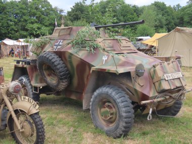 Waterlooville, İngiltere - 25 Mayıs 2025: Solent Overlord Askeri Tahsildarlar Kulübü üyeleri ikinci dünya savaşı askeri araçları halka tanıtıldı.