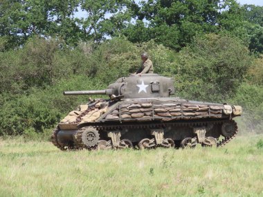 Waterlooville, İngiltere - 25 Mayıs 2025: Solent Overlord Askeri Tahsildarlar Kulübü üyeleri ikinci dünya savaşı askeri araçları halka tanıtıldı.