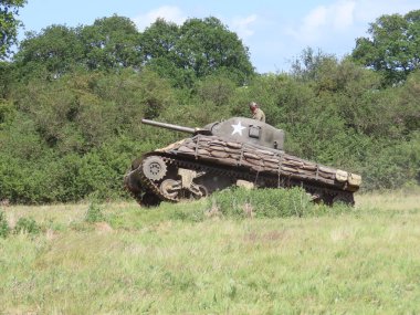 Waterlooville, İngiltere - 25 Mayıs 2025: Solent Overlord Askeri Tahsildarlar Kulübü üyeleri ikinci dünya savaşı askeri araçları halka tanıtıldı.