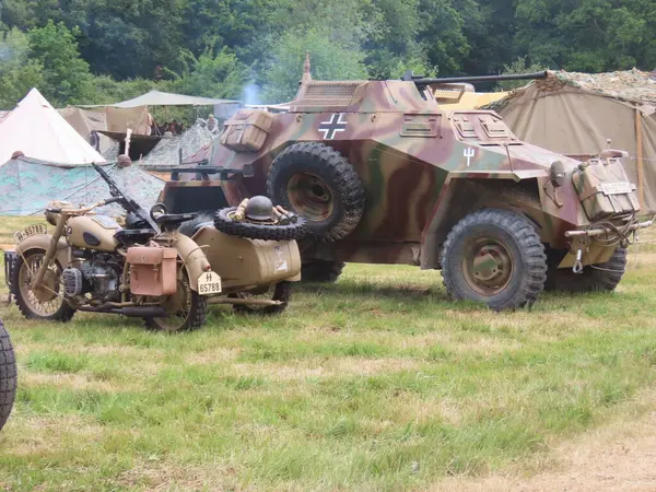 Waterlooville, İngiltere - 25 Mayıs 2025: Solent Overlord Askeri Tahsildarlar Kulübü üyeleri ikinci dünya savaşı askeri araçları halka tanıtıldı.