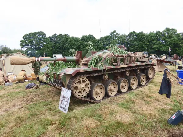 Waterlooville, İngiltere - 25 Mayıs 2025: Solent Overlord Askeri Tahsildarlar Kulübü üyeleri ikinci dünya savaşı askeri araçları halka tanıtıldı.