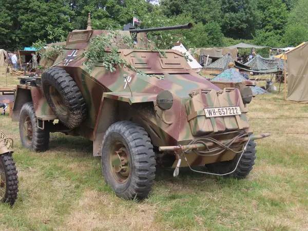 Waterlooville, İngiltere - 25 Mayıs 2025: Solent Overlord Askeri Tahsildarlar Kulübü üyeleri ikinci dünya savaşı askeri araçları halka tanıtıldı.