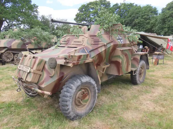 Waterlooville, İngiltere - 25 Mayıs 2025: Solent Overlord Askeri Tahsildarlar Kulübü üyeleri ikinci dünya savaşı askeri araçları halka tanıtıldı.