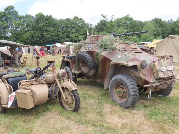 Waterlooville, İngiltere - 25 Mayıs 2025: Solent Overlord Askeri Tahsildarlar Kulübü üyeleri ikinci dünya savaşı askeri araçları halka tanıtıldı.
