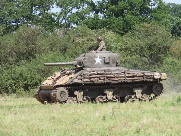 Waterlooville, İngiltere - 25 Mayıs 2025: Solent Overlord Askeri Tahsildarlar Kulübü üyeleri ikinci dünya savaşı askeri araçları halka tanıtıldı.