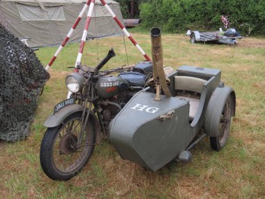 İkinci Dünya Savaşı motosikleti. Seksen yaşın üzerinde ve sadece bugün var olan kendini adamış bir grup hevesli sayesinde restorasyon devam ediyor..