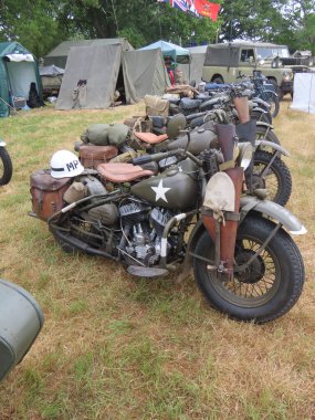 İkinci Dünya Savaşı motosikleti. Seksen yaşın üzerinde ve sadece bugün var olan kendini adamış bir grup hevesli sayesinde restorasyon devam ediyor..