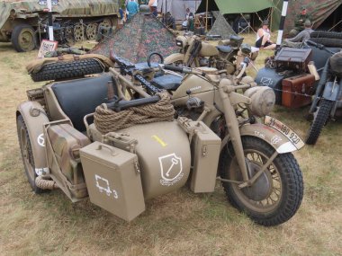 İkinci Dünya Savaşı motosikleti. Seksen yaşın üzerinde ve sadece bugün var olan kendini adamış bir grup hevesli sayesinde restorasyon devam ediyor..