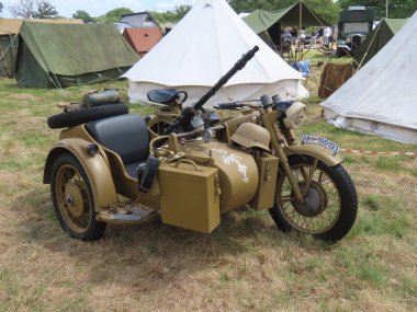 İkinci Dünya Savaşı motosikleti. Seksen yaşın üzerinde ve sadece bugün var olan kendini adamış bir grup hevesli sayesinde restorasyon devam ediyor..