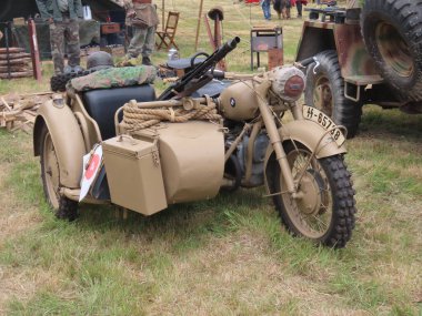 İkinci Dünya Savaşı motosikleti. Seksen yaşın üzerinde ve sadece bugün var olan kendini adamış bir grup hevesli sayesinde restorasyon devam ediyor..