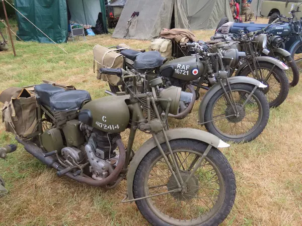 İkinci Dünya Savaşı motosikleti. Seksen yaşın üzerinde ve sadece bugün var olan kendini adamış bir grup hevesli sayesinde restorasyon devam ediyor..