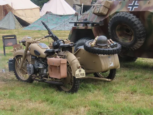 İkinci Dünya Savaşı motosikleti. Seksen yaşın üzerinde ve sadece bugün var olan kendini adamış bir grup hevesli sayesinde restorasyon devam ediyor..