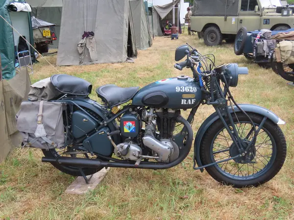 İkinci Dünya Savaşı motosikleti. Seksen yaşın üzerinde ve sadece bugün var olan kendini adamış bir grup hevesli sayesinde restorasyon devam ediyor..