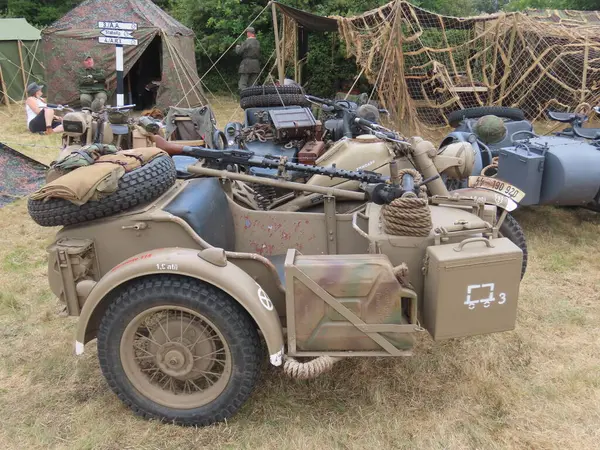 İkinci Dünya Savaşı motosikleti. Seksen yaşın üzerinde ve sadece bugün var olan kendini adamış bir grup hevesli sayesinde restorasyon devam ediyor..