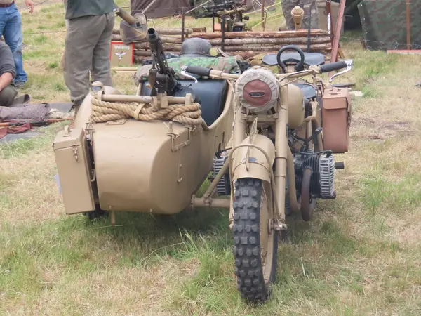 İkinci Dünya Savaşı motosikleti. Seksen yaşın üzerinde ve sadece bugün var olan kendini adamış bir grup hevesli sayesinde restorasyon devam ediyor..