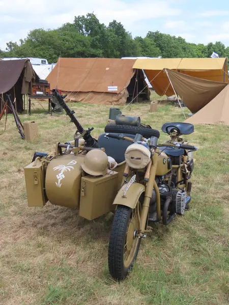 İkinci Dünya Savaşı motosikleti. Seksen yaşın üzerinde ve sadece bugün var olan kendini adamış bir grup hevesli sayesinde restorasyon devam ediyor..